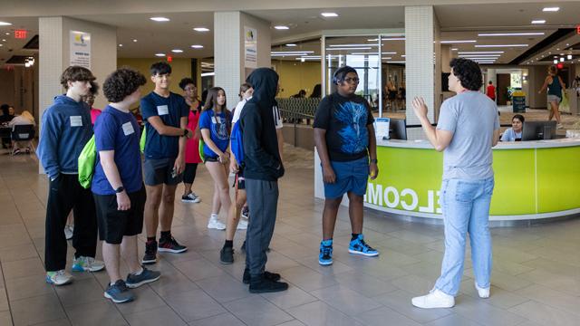 a cav leader leads group tour for a visit event on the campus of 赌钱app可以微信提现